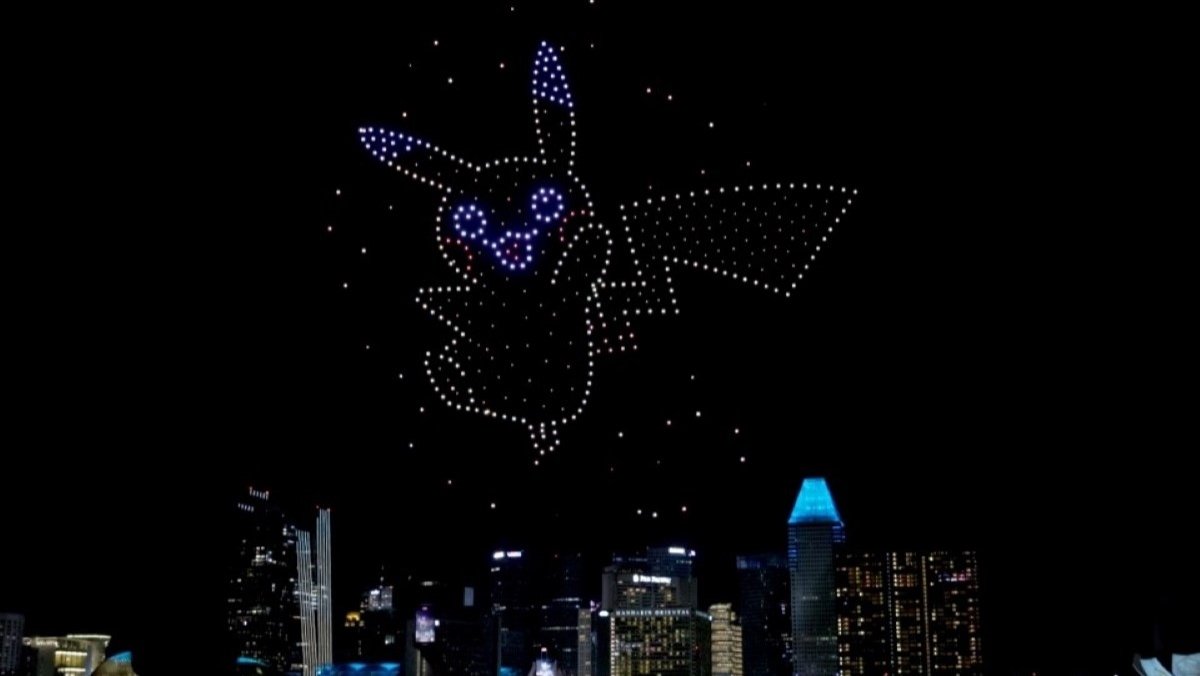 Um show de luzes dançantes do drone Pikachu sobre Cingapura
