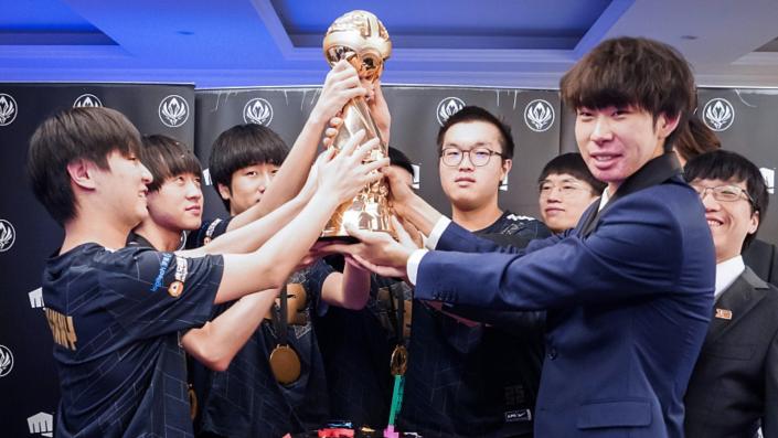 Xiaohu (terceiro da direita) teve oito anos frutíferos com a RNG, ganhando 3 títulos MSI consecutivos, 6 campeonatos LPL e 6 outros títulos enquanto estava na organização.  (Foto: Riot Games)