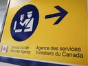 Um sinal da Agência de Serviços de Fronteira do Canadá (CBSA).