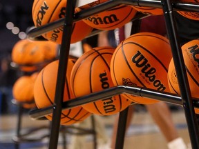 Bolas de basquete em um rack.  Kevin Jairaj-USA TODAY Sports
