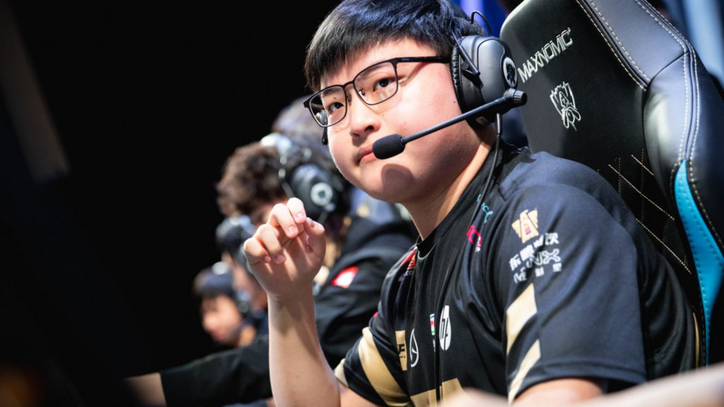 Uzi jogando League of Legends no palco.