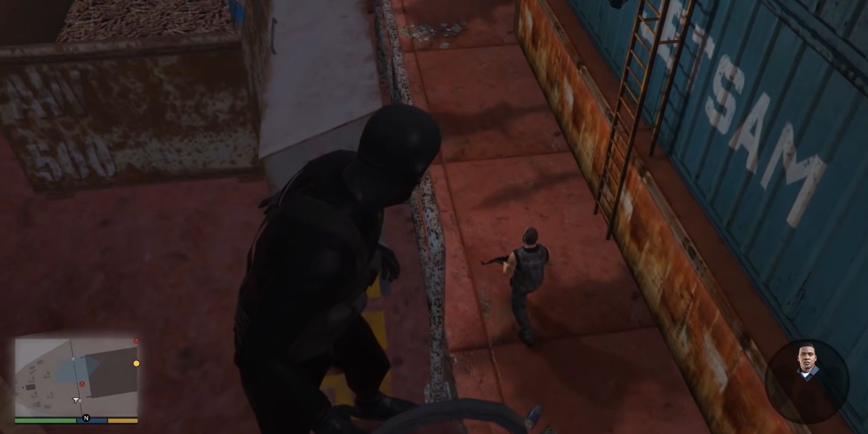 Michael se esgueirando em um navio porta-contêineres em The Merryweather Heist em Grand Theft Auto 5