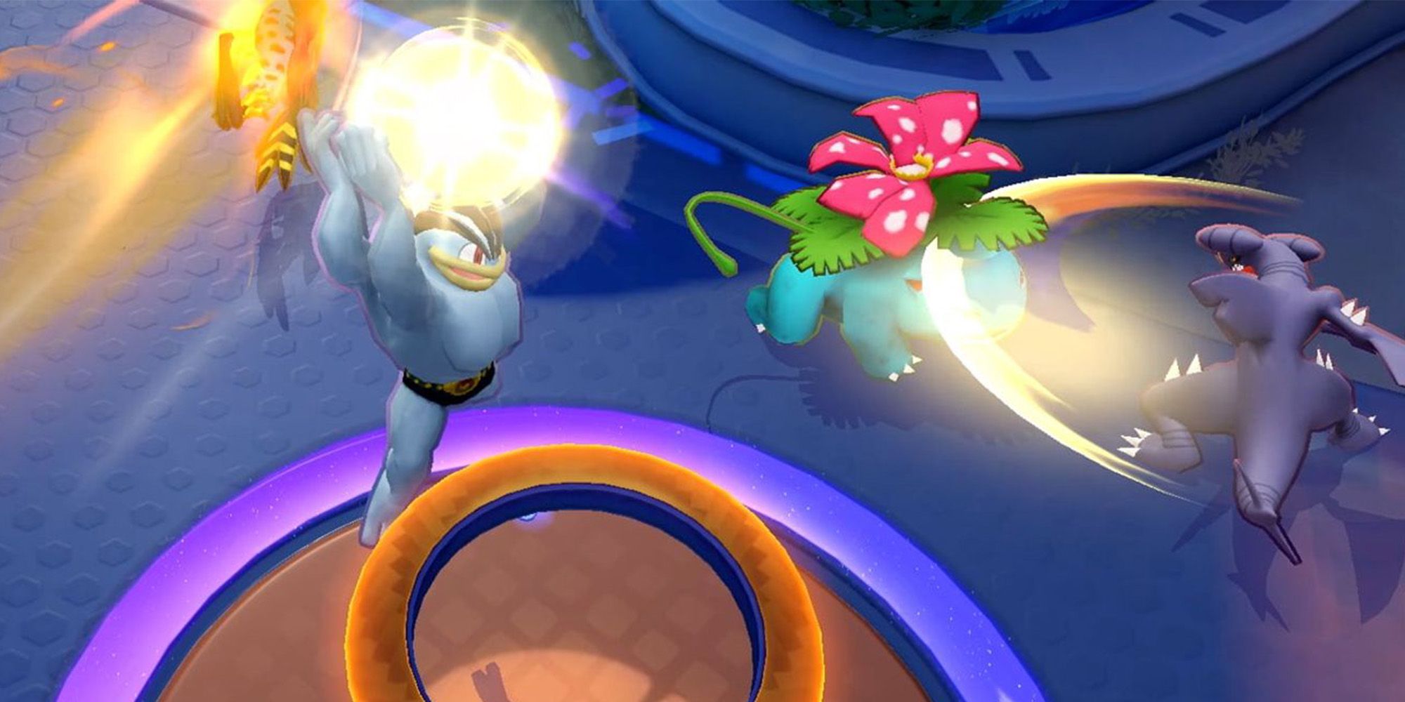 Machamp marcando gol enquanto garchomp ataca venasuar.  Talonflame pode ser visto ao fundo