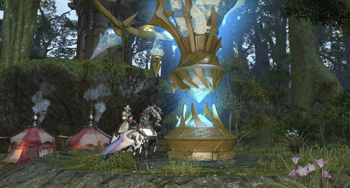 Uma imagem de um personagem de Final Fantasy 14 montando um pégaso blindado. Os dois estão parados ao lado de um gigante cristal azul flutuante.