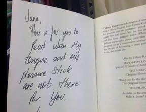 Uma nota picante foi encontrada em um romance.  Che Moore/Facebook