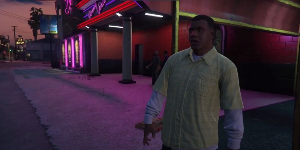 Franklin fica do lado de fora de um bar em GTA V