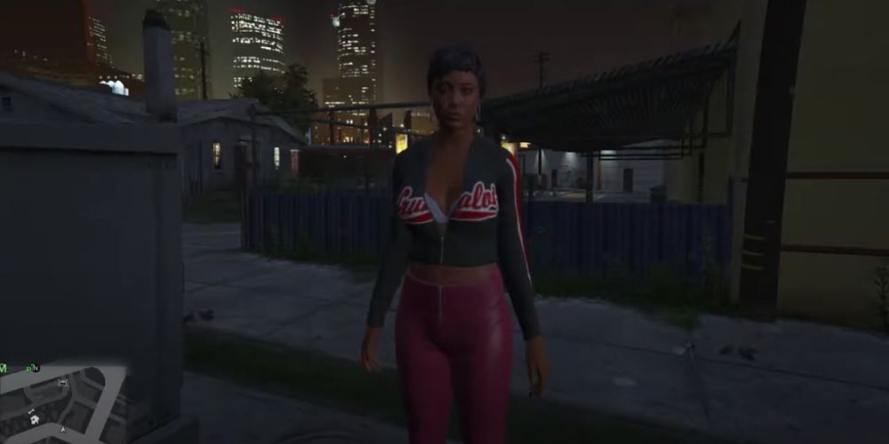 Uma prostituta aparece à noite em GTA V