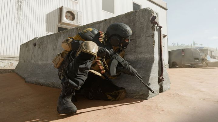 Jogador agachado atrás de cobertura em Warzone 2.0.