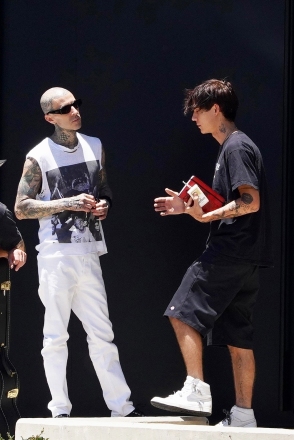 Calabasas, CA - *EXCLUSIVO* - Travis Barker é recebido por amigos e funcionários enquanto faz uma rápida parada em seu estúdio de gravação em Calabasas, após um recente problema de saúde e hospitalização.  Foto: Travis Barker BACKGRID EUA 11 DE JULHO DE 2022 EUA: +1 310 798 9111 / usasales@backgrid.com Reino Unido: +44 208 344 2007 / uksales@backgrid.com *Clientes do Reino Unido - Imagens contendo crianças, pixelize o rosto antes da publicação*