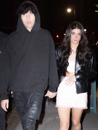Landon Barker está de mãos dadas com a suposta nova namorada, a estrela do TikTok, Charli D'Amelio, quando eles saem da afterparty de Machine Dun Kelly no Madison Square Garden no Catch Steakhouse em Nova York.  O suposto casal se juntou à irmã mais velha de Charli e à estrela do TikTok, Dixie.  O pai de Landon, Travis Barker, foi levado às pressas para o hospital em Los Angeles por causa de uma doença desconhecida.  Foto: Landon Barker,Charli D'Amelio Ref: SPL5322685 290622 NÃO EXCLUSIVO Foto de: WavyPeter / SplashNews.com Splash News and Pictures EUA: +1 310-525-5808 Londres: +44 (0)20 8126 1009 Berlim: + 49 175 3764 166 photodesk@splashnews.com Direitos mundiais