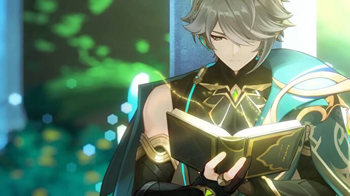 Genshin Impact Alhaitham build: Um homem de anime com cabelo prateado curto, vestindo uma túnica preta com uma capa verde, está segurando um livro e com uma expressão pensativa. As páginas do livro brilham levemente