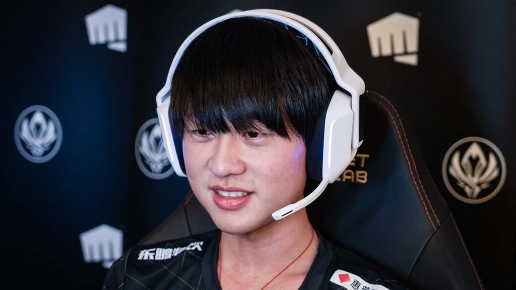 7 jogadores profissionais de LoL sem time em 2023 RNG Ming durante entrevista MSI 2022