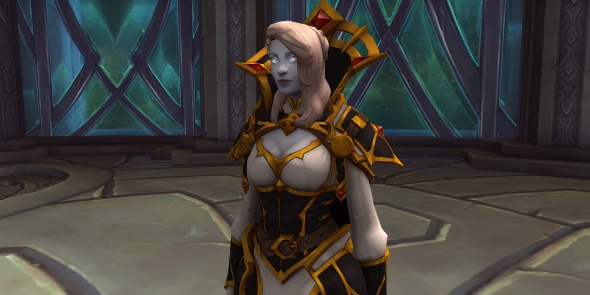 Uma imagem de Calia Menethil de pé dentro de uma sala, vestindo uma armadura preta e dourada.