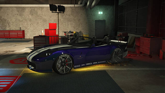 Passeio de teste do GTA Online Hao, um Bravado Banshee azul com duas listras brancas no capô