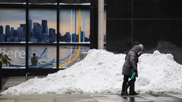 ATUALIZAÇÕES AO VIVO: Limpeza em andamento após tempestade de inverno atingir GTA, sul de Ontário