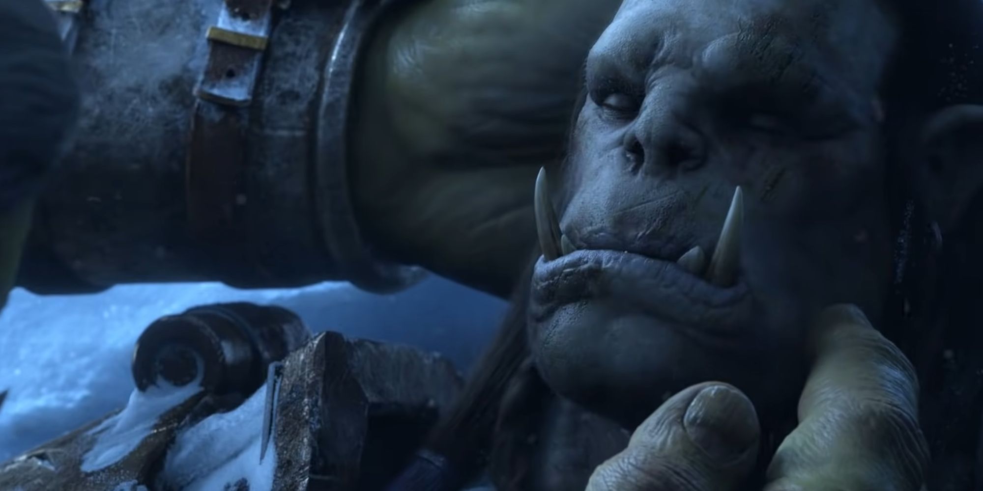 Varok segura o corpo de seu filho Dranosh Saurfang no topo da Ice Crown Citadel em World of Warcraft