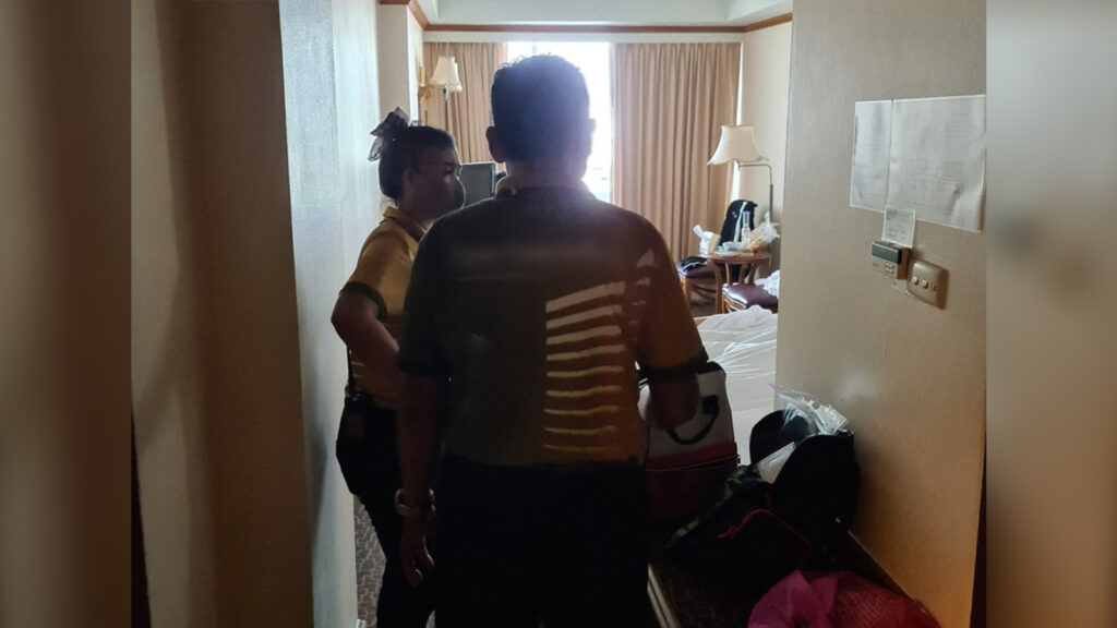 Os funcionários do hotel chegam à situação em que uma garota misteriosa de repente se despe no quarto