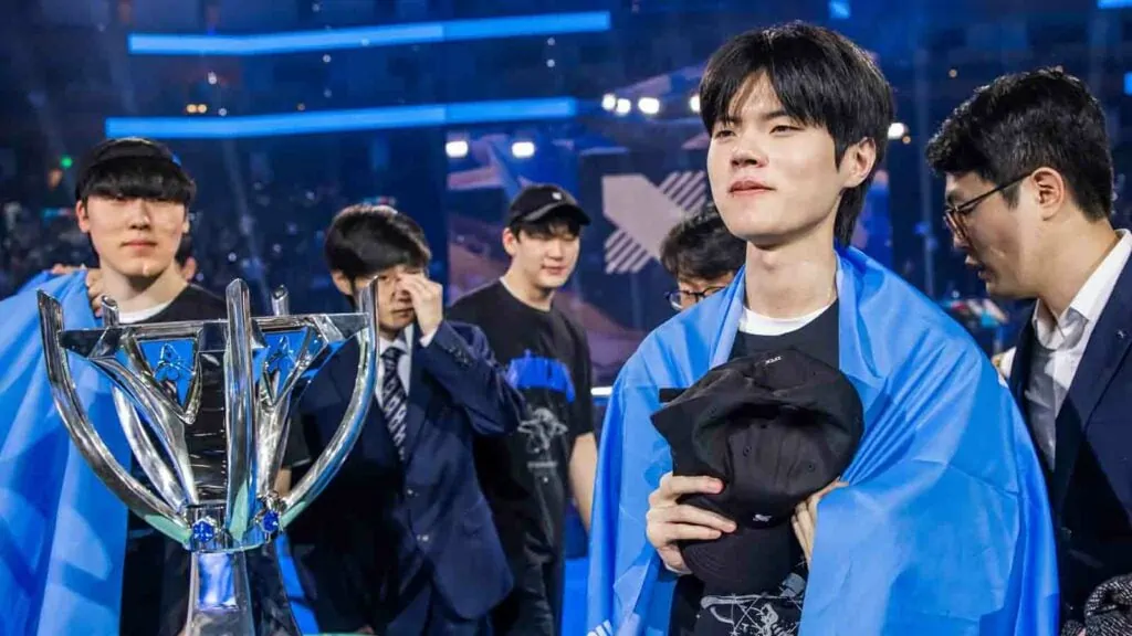 A resposta do ShowMaker a esta pergunta difícil vai quebrar seu coração DRX Deft ao lado do troféu do Mundial 2022