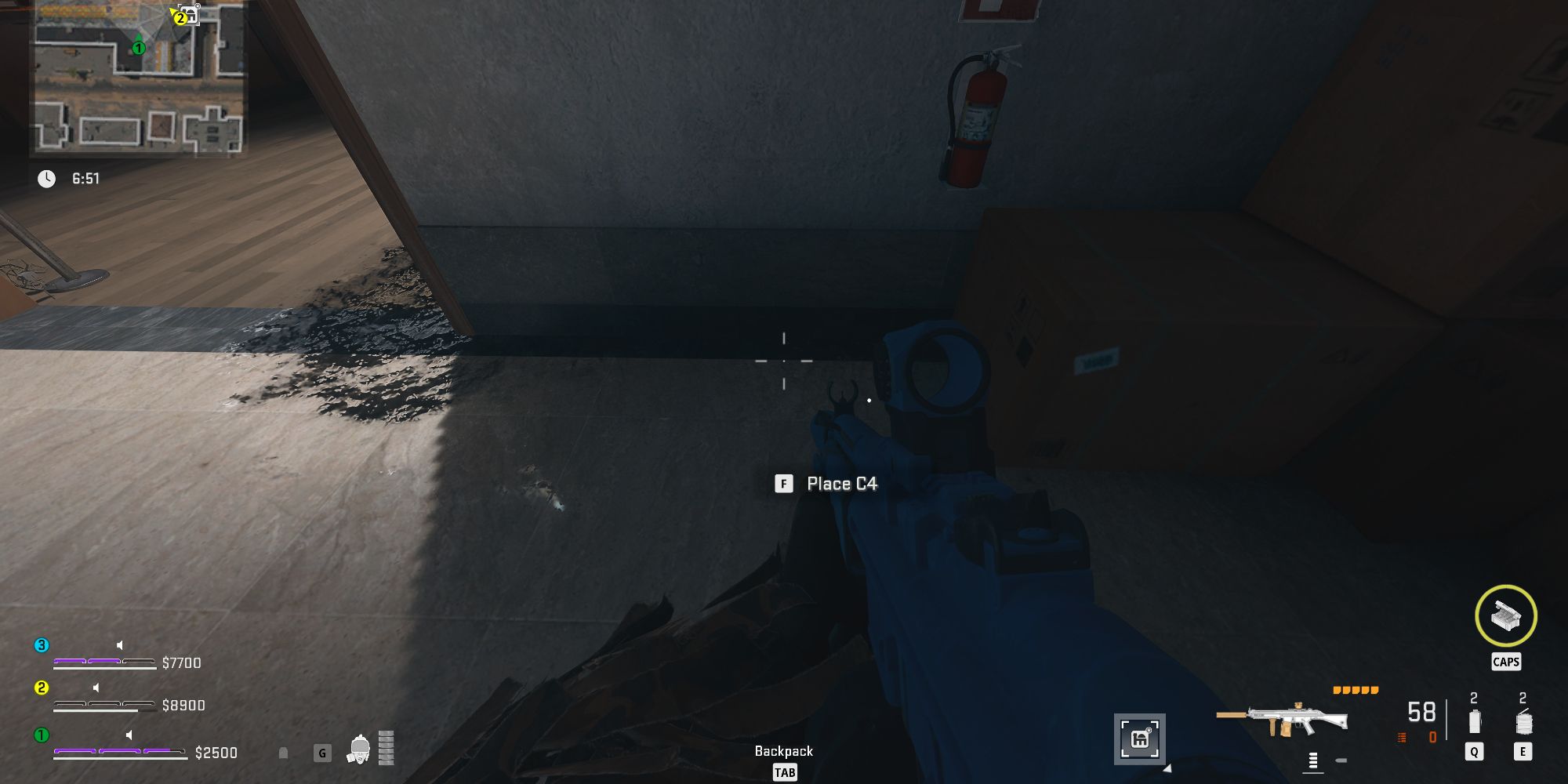 colocando um C4 na loja Enfer para a missão A Helping Hand em Warzone 2 DMZ 