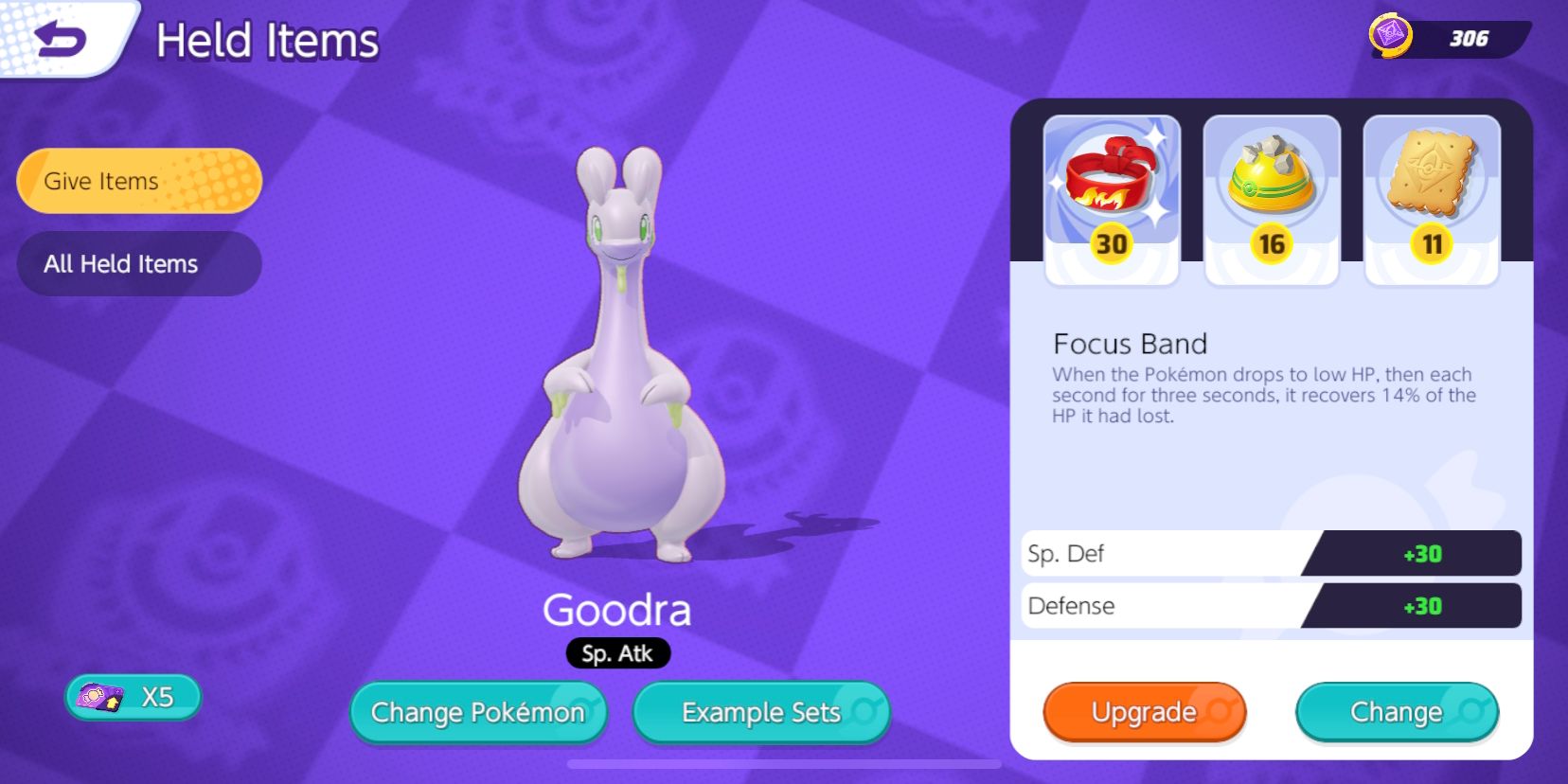 Tela de seleção de Goodra's Held Item, com Focus Band, Rocky Helmet e Aeos Cookie escolhidos