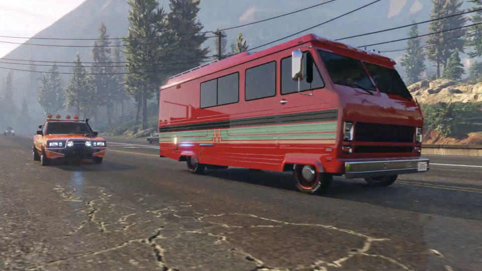 Um trailer corre pela estrada durante as missões GTA Online Last Dose