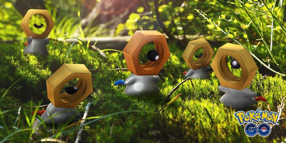 Cinco Meltan diferentes em uma floresta, sendo o central Shiny