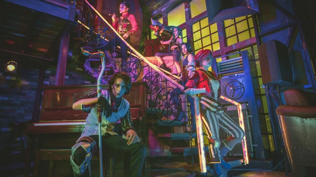 O cosplay do grupo arcano parece exatamente com um filme live-action de League of Legends Cosplay de grupo arcano de League of Legends com Viktor, Silco, Jinx, Vi e Caitlyn