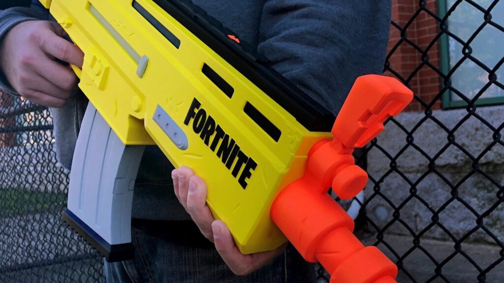 Uma pessoa segurando uma arma Fortnite NERF