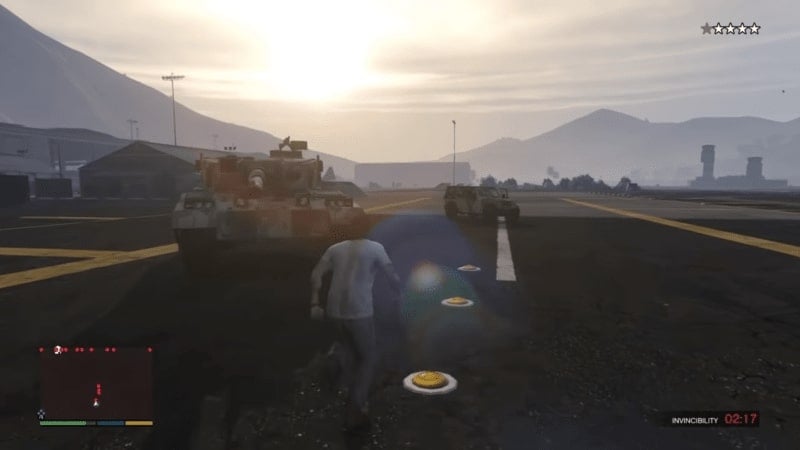 Trevor correndo em direção ao tanque militar