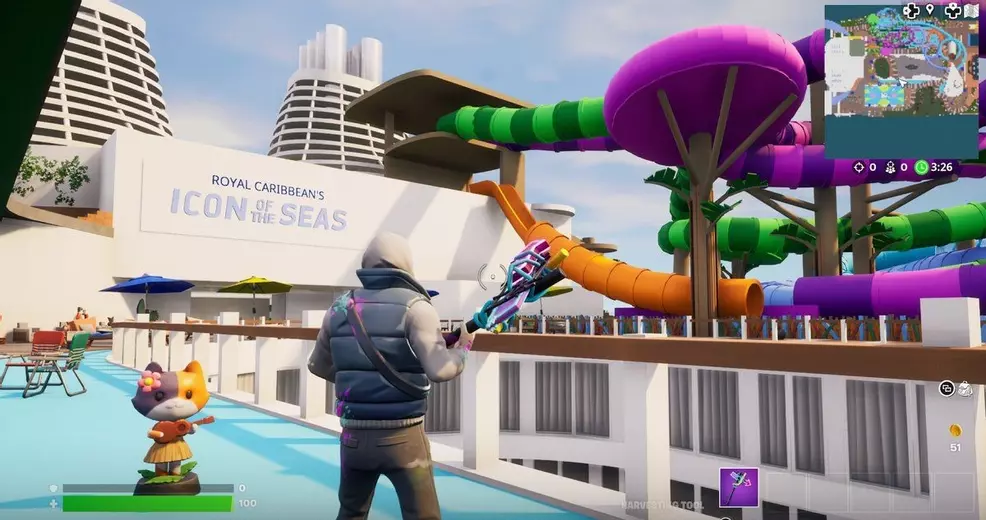 Um jogador parado perto dos escorregadores do barco da Royal Caribbean no Modo Criativo do Fortnite.
