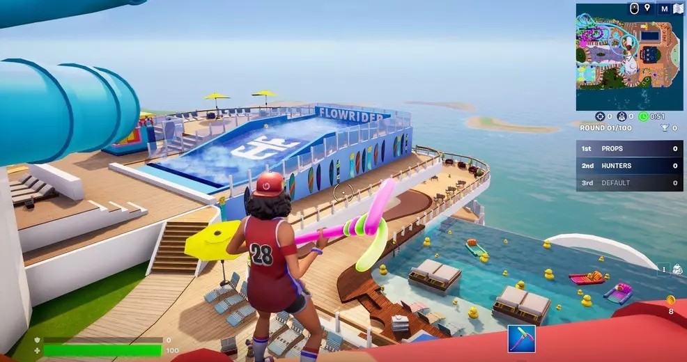 Um personagem que está no navio da Royal Caribbean no Modo Criativo do Fortnite.
