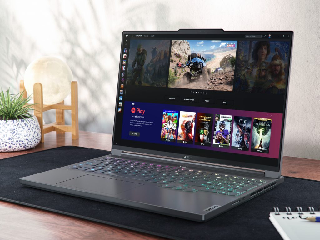 Laptop aberto na mesa mostrando o Xbox Game Pass