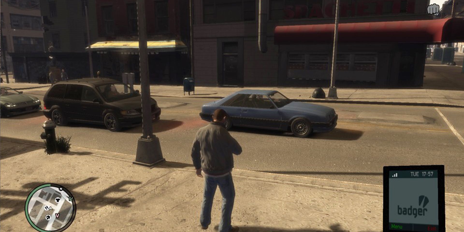 Niko Bellic usa seu telefone celular.