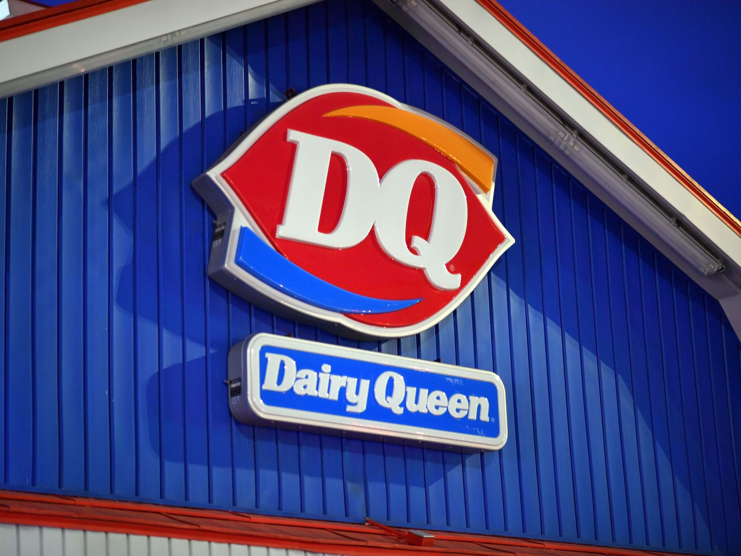 Um homem encontra uma colher vermelha gigante perdida da Dairy Queen enquanto jogava Pokemon Go, o que levanta a questão de quem diabos ainda joga Pokemon Go