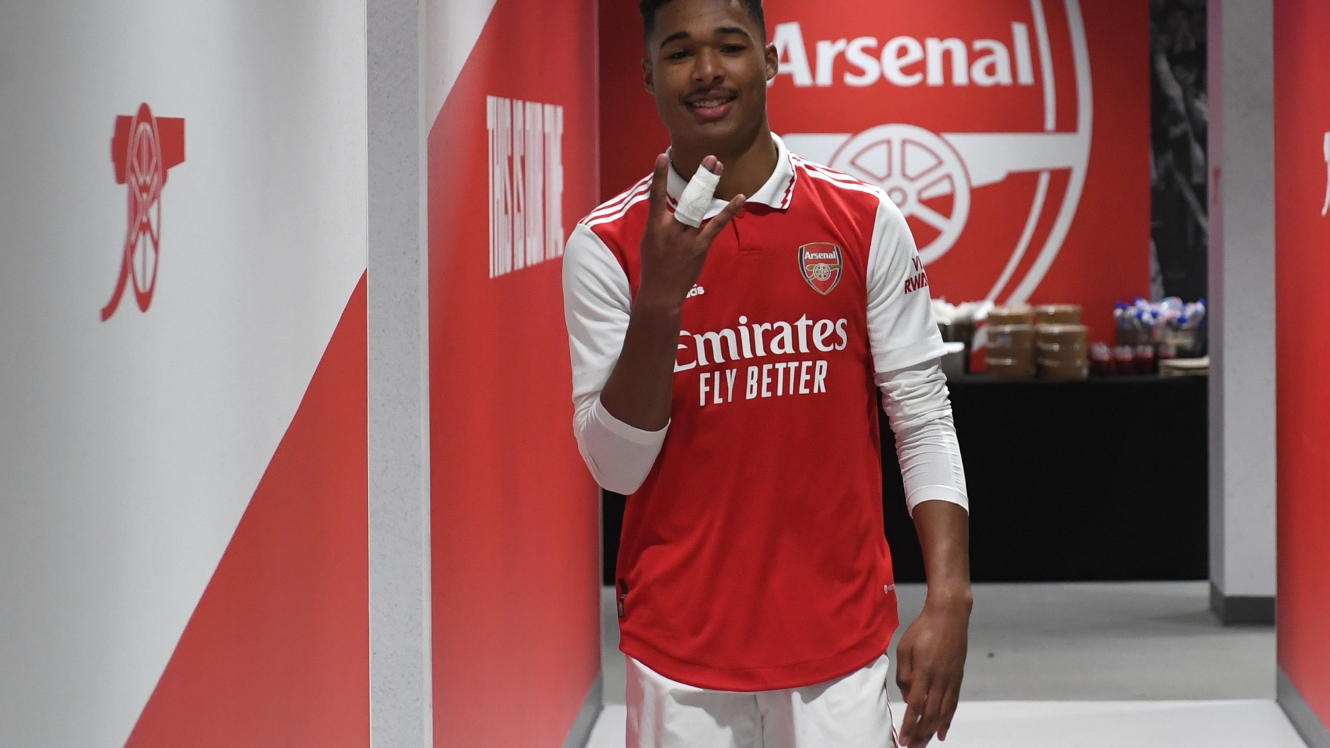 Sou uma futura estrela do Arsenal que jogou no Tottenham e no Man Utd - uma vez ganhei $ 11.000 em uma noite no Fortnite