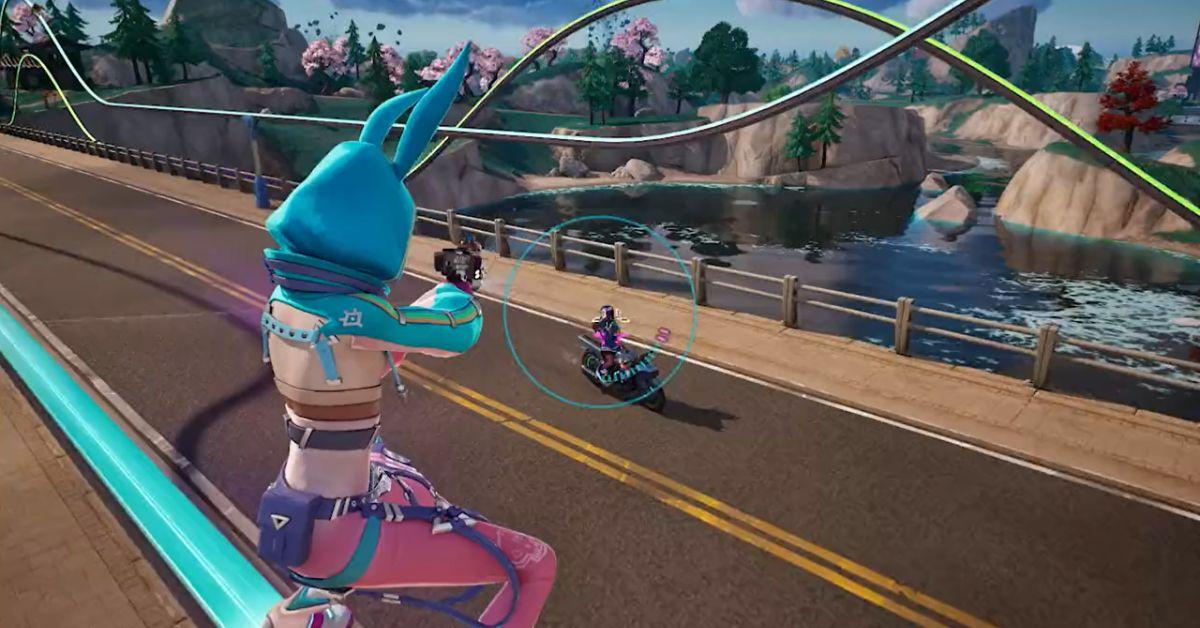 Um jogador do Fortnite usando a Lock-On Pistol para atacar um inimigo em uma motocicleta.