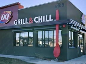 Esta imagem sem data fornecida por Raman e Puja Kalra mostra seu restaurante da franquia Dairy Queen em Phoenix com uma colher vermelha de 4,5 metros de altura.