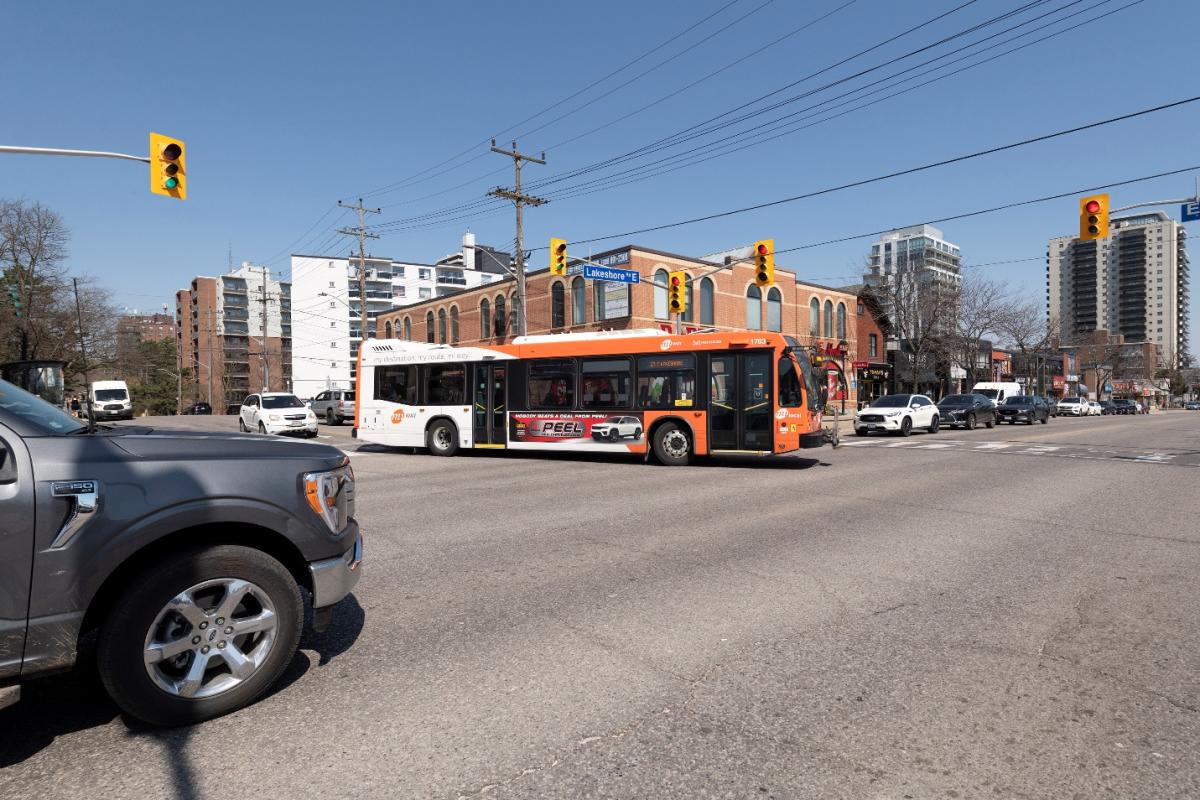 Publicidade de ônibus no GTA agora exclusiva para PATTISON Outdoor com adição do MiWay