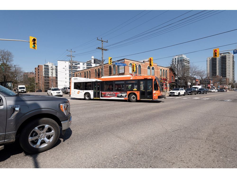 Publicidade de ônibus no GTA agora exclusiva para PATTISON Outdoor com adição do MiWay