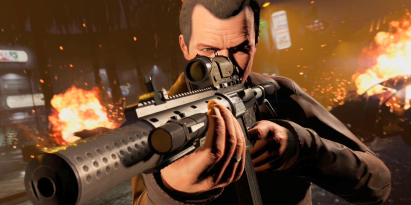 Michael, do GTA 5, aponta para a mira de uma arma enquanto o fogo arde ao fundo.