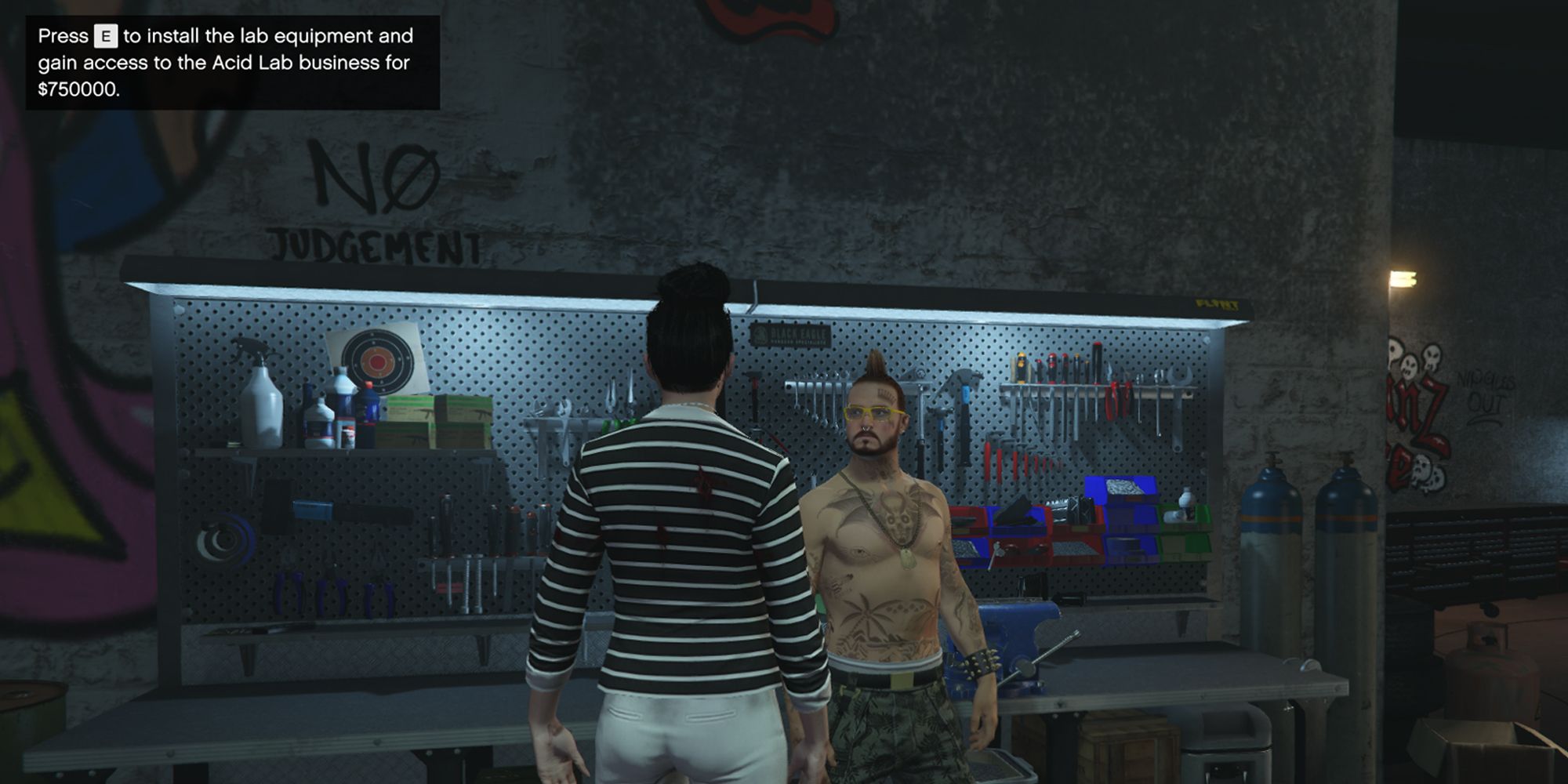 A imagem mostra um jogador de Grand Theft Auto Online ao lado de Mutt na Freakshop na área de trabalho.  O texto no canto superior esquerdo diz 'Pressione E para instalar o equipamento de laboratório e obter acesso ao negócio Acid Lab por $ 750.000'.