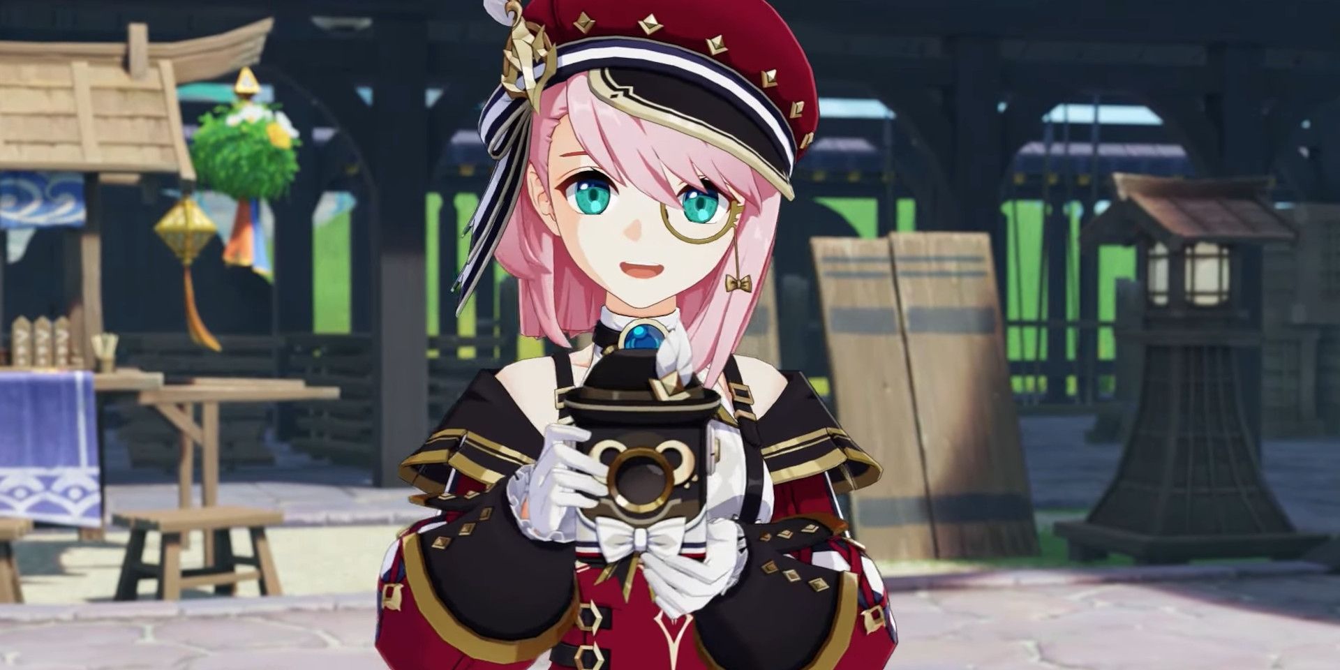 Charlotte, do Genshin Impact, segura um gadget da câmera em suas mãos enquanto sorri na direção do espectador.  Ela está em Inazuma, como pode ser visto pelo estilo da decoração ao fundo.