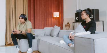 Marido espera que a esposa faça as malas para uma viagem porque ele ficou acordado a noite toda jogando Fortnite