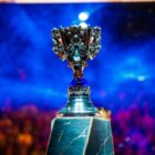 DRX em queda livre na LCK: Fãs exigem mudanças. Fã do DRX expressa frustração com caminhão da Billboard fora do LoL Park