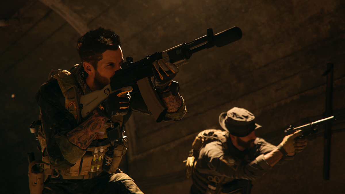 Dois operadores mirando em seus escopos em Call of Duty Modern Warfare 2.