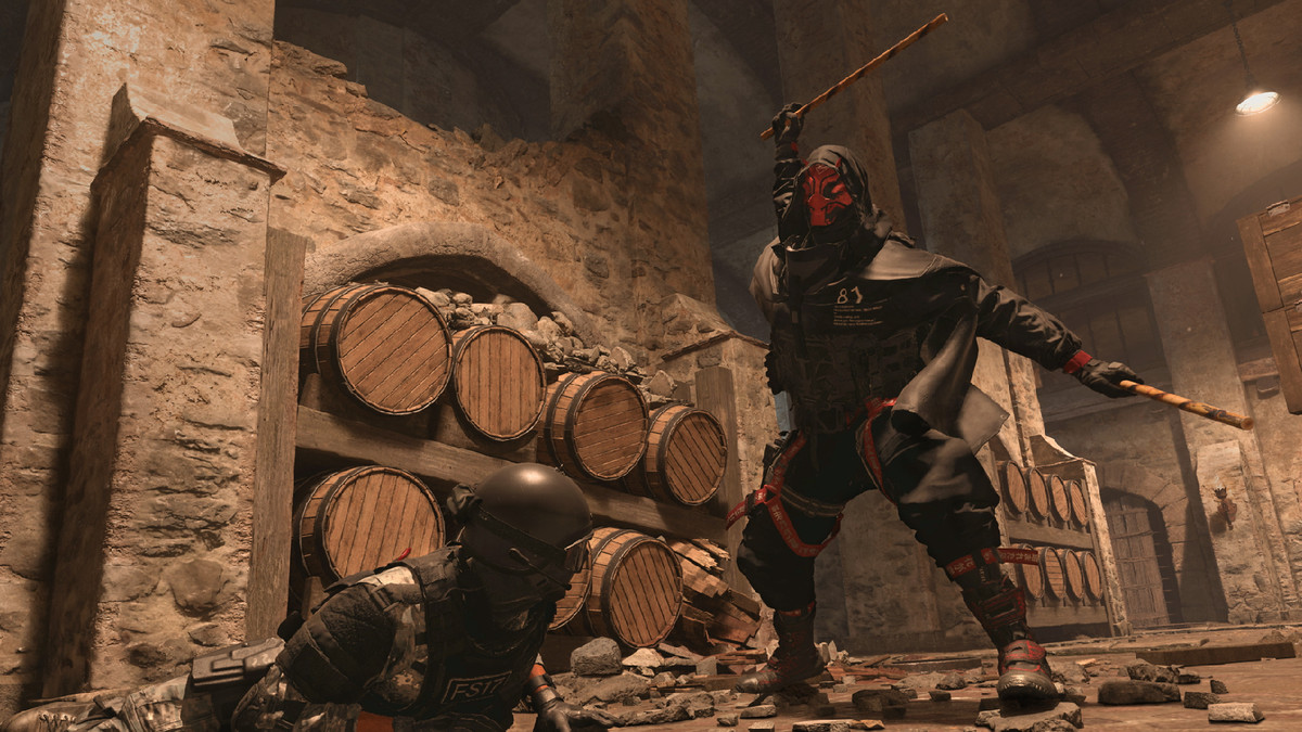 Operador prestes a atacar um operador no chão com uma tonfa em Warzone 2 Season 4 Reloaded.