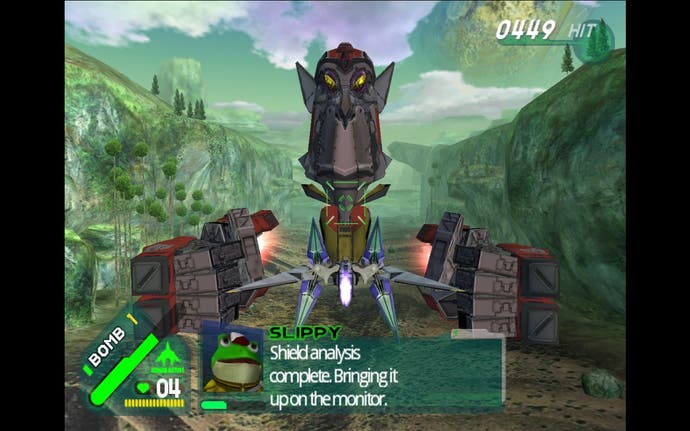 Captura de tela do Star Fox Assault, Arwing se aproximando de uma gigante cabeça de metal flutuante com duas mãos separadas em uma floresta tropical.