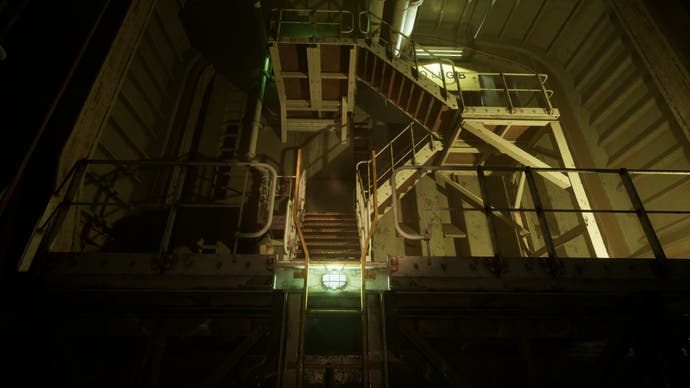 Captura de tela oficial de Still Wakes the Deep mostrando uma escada mal iluminada em uma plataforma de petróleo