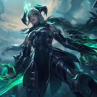 League of Legends prepara grandes mudanças para o modo Arena em agosto de 2023 Ruined Shyvana towers over the battlefield with two bright green energy claws while wearing dark black armour in League of Legends.