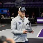 Cael Sanderson: Um papel de jogador COD Zombies para promover seus cookies! Cael Sanderson Larps As A COD Zombies Player To Shamelessly Promote His Cookie Brand